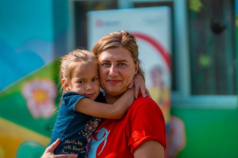 Numarul mamelor care lucreaza in strainatate, pentru ca nu isi gasesc de lucru in Romania este dublu fata de cel al tatilor